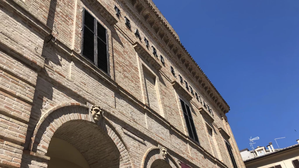 Immagine che mostra la facciata del Teatro Persiani