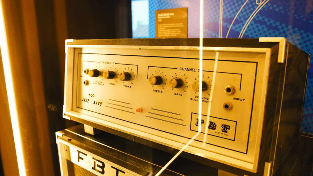 Fotografia del frontale di un amplificatore FBT 600 Jazz Bass