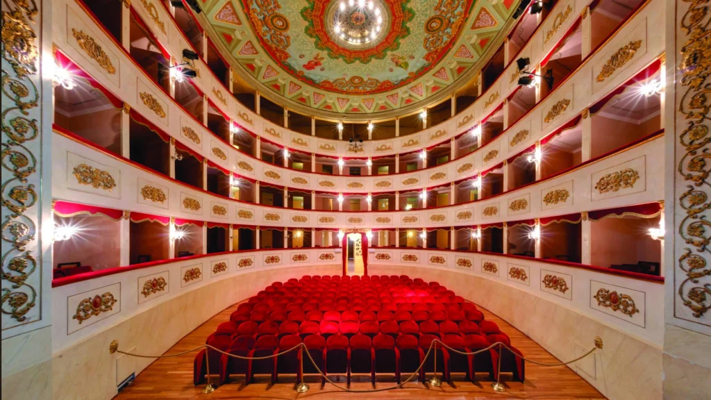 Fotografia della platea, palchetti e loggione del Teatro Persiani