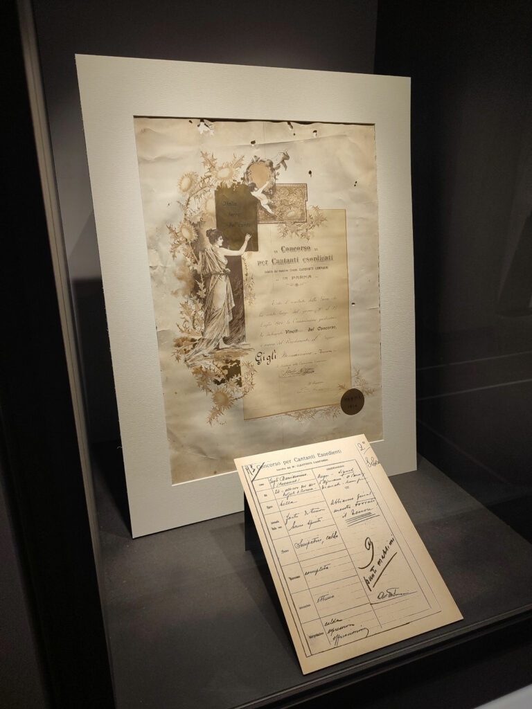 Foto dell'attestato di vincita del Concorso per cantanti esordienti di Parma e copia della scheda di valutazione